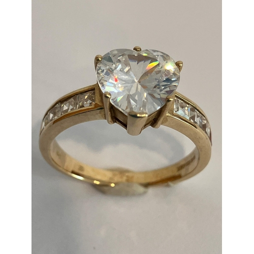 322 - Fabulous 9 carat GOLD RING a with light-catching Zirconia Gemstone SOLITAIRE mounted to top. Full UK... 