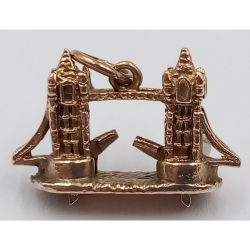 274 - A 9K YELLOW GOLD LONDON TOWER BRIDGE CHARM, WITH MOVING PARTS WHERE THE BRIDGE LIFTS. 2cm x 1.5cm. 3... 