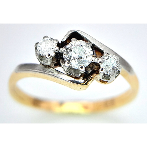 558 - AN 18K YELLOW GOLD, DIAMOND SET, CROSSOVER 3 STONE RING. 0.25CT. 2.8G. SIZE L