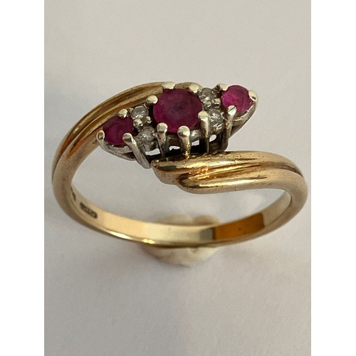 455 - Beautiful 9 carat GOLD, RUBY and DIAMOND RING. Fabulous double crossover style. Please see pictures.... 