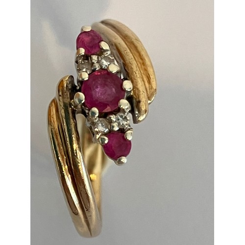 455 - Beautiful 9 carat GOLD, RUBY and DIAMOND RING. Fabulous double crossover style. Please see pictures.... 