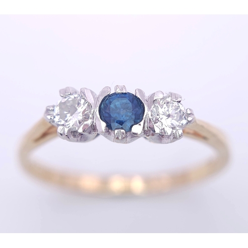 579 - AN 18K YELLOW GOLD DIAMOND AND SAPPHIRE 3 STONE RING. 0.30CT DIAMONDS. 2.4G. SIZE O.