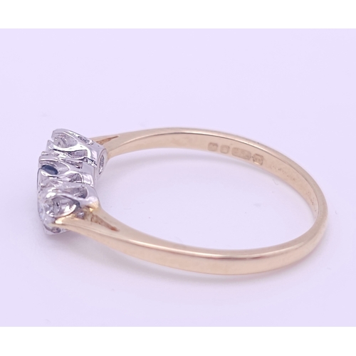 579 - AN 18K YELLOW GOLD DIAMOND AND SAPPHIRE 3 STONE RING. 0.30CT DIAMONDS. 2.4G. SIZE O.