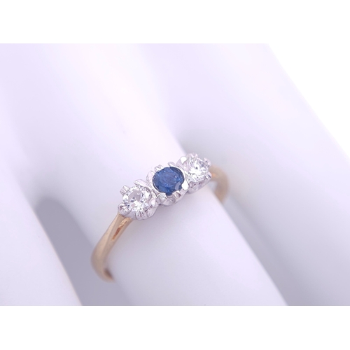 579 - AN 18K YELLOW GOLD DIAMOND AND SAPPHIRE 3 STONE RING. 0.30CT DIAMONDS. 2.4G. SIZE O.