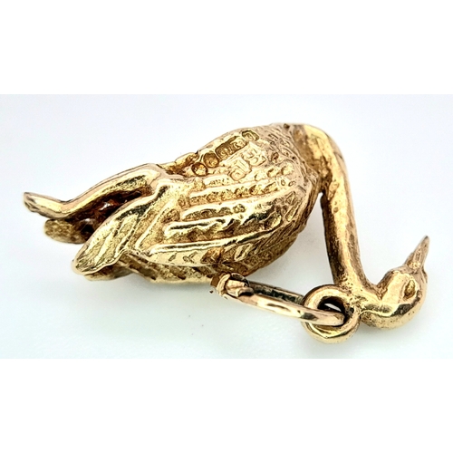 610 - A 9K YELLOW GOLD SWAN CHARM. 19cm x 1.4cm. 1.8g total weight. Ref: SC 8013