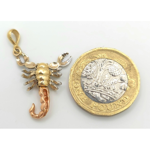 620 - A 14K 3 COLOUR ARTICULATED SCORPION CHARM.  3.5cm length, 3g total weight. Ref: SC 8050