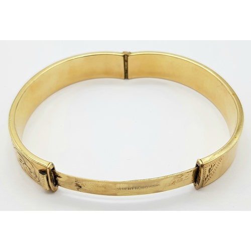 636 - A 9K GOLD VINTAGE HINGED BANGLE WITH A METAL CORE .   23.9gms