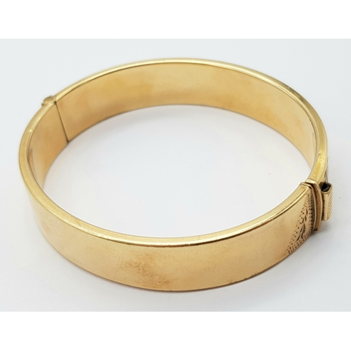 636 - A 9K GOLD VINTAGE HINGED BANGLE WITH A METAL CORE .   23.9gms