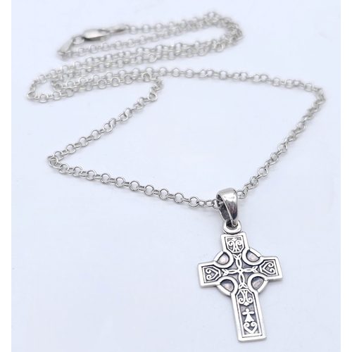 722 - A SILVER CELTIC DESIGN CROSS PENDANT ON A 42cms SILVER CHAIN.   5.5gms