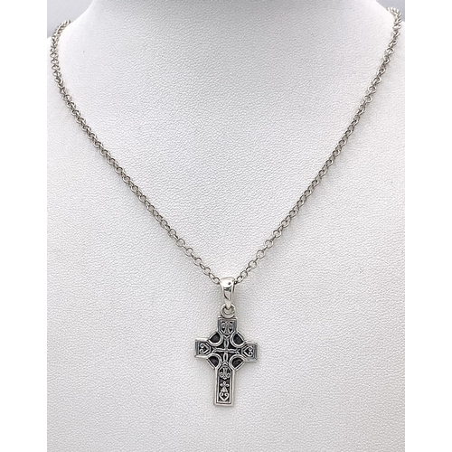 722 - A SILVER CELTIC DESIGN CROSS PENDANT ON A 42cms SILVER CHAIN.   5.5gms