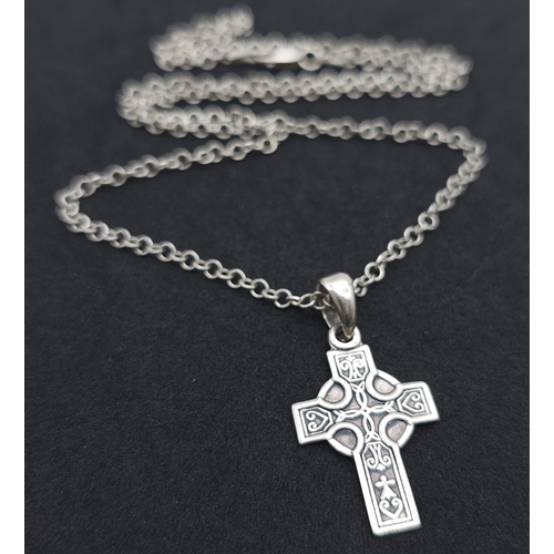 722 - A SILVER CELTIC DESIGN CROSS PENDANT ON A 42cms SILVER CHAIN.   5.5gms