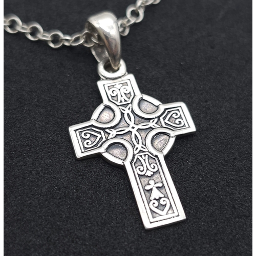 722 - A SILVER CELTIC DESIGN CROSS PENDANT ON A 42cms SILVER CHAIN.   5.5gms