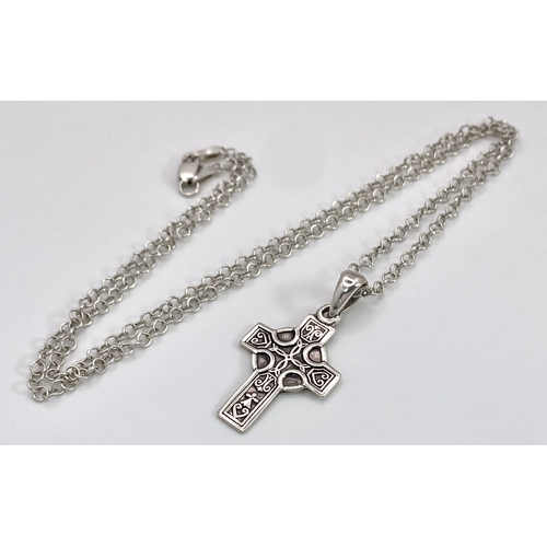 722 - A SILVER CELTIC DESIGN CROSS PENDANT ON A 42cms SILVER CHAIN.   5.5gms