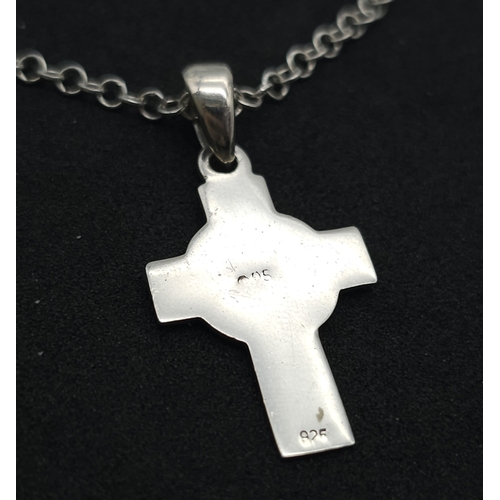 722 - A SILVER CELTIC DESIGN CROSS PENDANT ON A 42cms SILVER CHAIN.   5.5gms