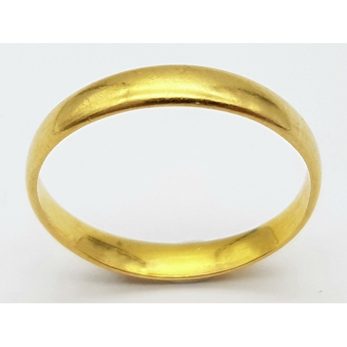 716 - A 22 K yellow gold convex band ring, size: O, weight: 2.4 g.