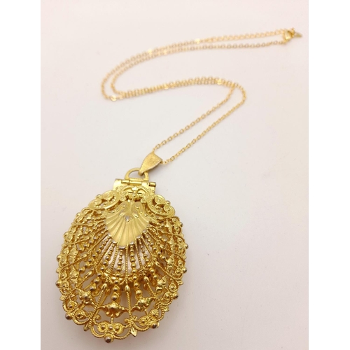 145 - A vintage, sterling silver and 18 K yellow gold-plated chain necklace with an intricate filigree pen... 