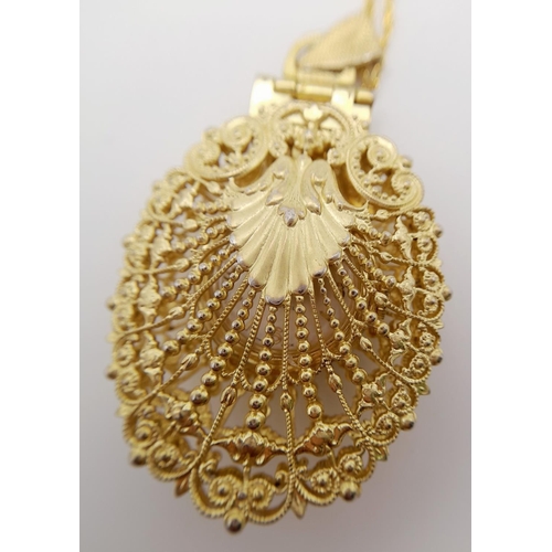 145 - A vintage, sterling silver and 18 K yellow gold-plated chain necklace with an intricate filigree pen... 