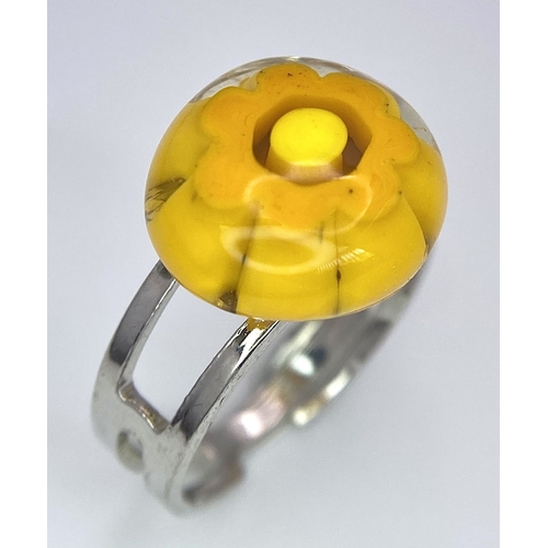 1689 - A Parcel of Two Rings Comprising an Original Italian Murano Glass Primrose Ring Size O and an Accomp... 