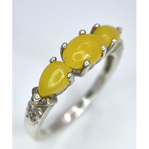 1689 - A Parcel of Two Rings Comprising an Original Italian Murano Glass Primrose Ring Size O and an Accomp... 