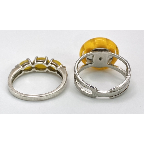 1689 - A Parcel of Two Rings Comprising an Original Italian Murano Glass Primrose Ring Size O and an Accomp... 