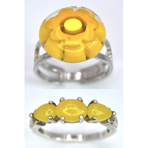 1689 - A Parcel of Two Rings Comprising an Original Italian Murano Glass Primrose Ring Size O and an Accomp... 