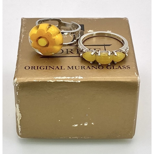 1689 - A Parcel of Two Rings Comprising an Original Italian Murano Glass Primrose Ring Size O and an Accomp... 