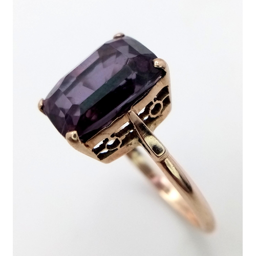 127 - An Intriguing 9K Rose Gold Blue/Purple Gemstone Colour Change Ring. Size O. 4.1g total weight.