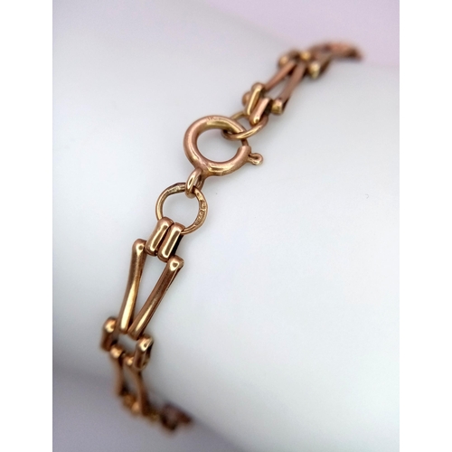 18 - A Vintage 9K Yellow Gold Trillion Link Bracelet. 17cm. 3.7g