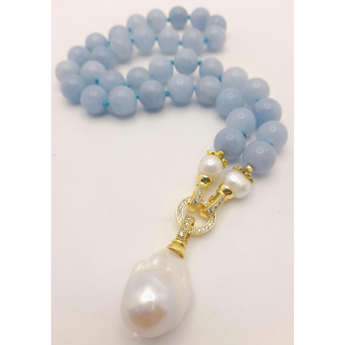 288 - A Blue Aquamarine Beaded Necklace with a Hanging Keisha Baroque Pearl Pendant. Gilded clasp. White s... 