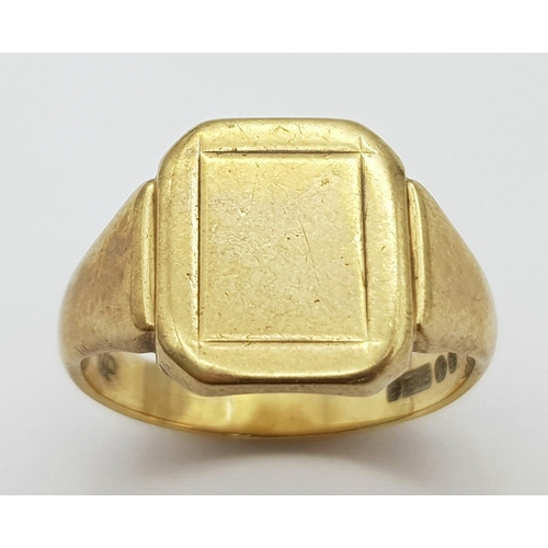 39 - A Vintage 9K Yellow Gold Gents Signet Ring. Size V. 7.8g