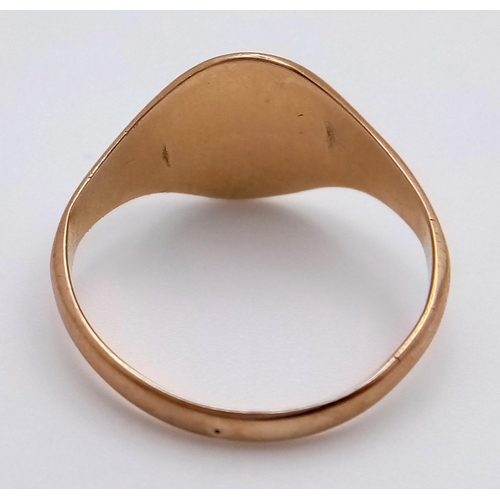 565 - A Vintage 9K Yellow Gold Signet Ring. Full UK hallmarks. Size N. 2g.