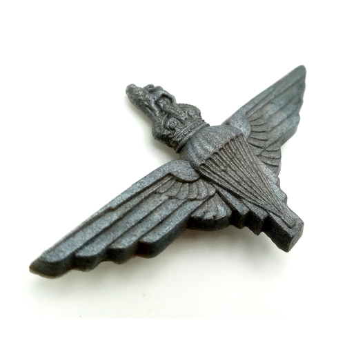 594 - WW2 Plastic (Cellulose Acetate) Economy Issue Parachute Regiment Cap Badge.