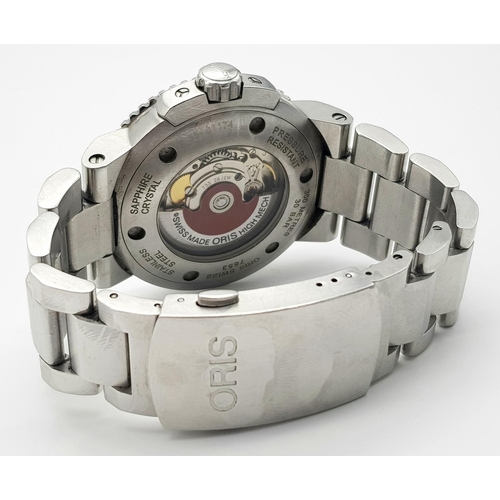 247 - An Oris Automatic Divers Watch. Pressure resistant to 300M - Model 7653. Stainless steel bracelet an... 