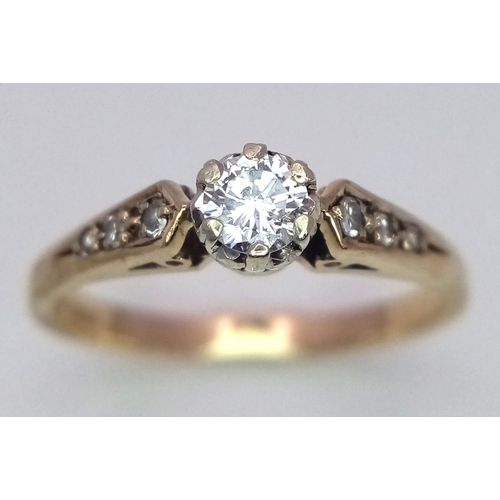 256 - A 9K YELLOW GOLD DIAMOND SOLITAIRE RING, THREE DIAMONDS SET ON BOTH SHOULDER 0.20CT 2.1G SIZE M/N

S... 