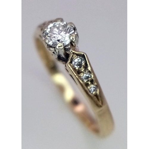 256 - A 9K YELLOW GOLD DIAMOND SOLITAIRE RING, THREE DIAMONDS SET ON BOTH SHOULDER 0.20CT 2.1G SIZE M/N

S... 