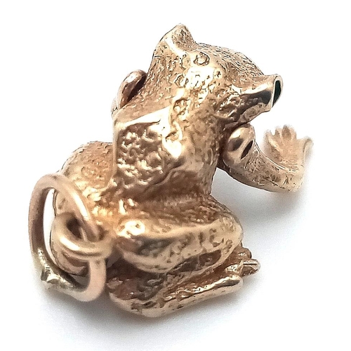 520 - A 9K YELLOW GOLD FROG CHARM WITH GREEN EYES AND MOVING FROG LEGS AND MOUTH. 19mm length, 2.6g total ... 