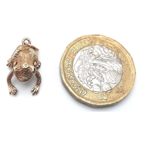 520 - A 9K YELLOW GOLD FROG CHARM WITH GREEN EYES AND MOVING FROG LEGS AND MOUTH. 19mm length, 2.6g total ... 