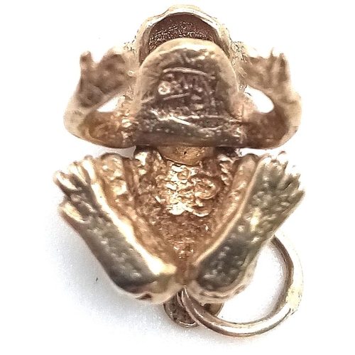 520 - A 9K YELLOW GOLD FROG CHARM WITH GREEN EYES AND MOVING FROG LEGS AND MOUTH. 19mm length, 2.6g total ... 