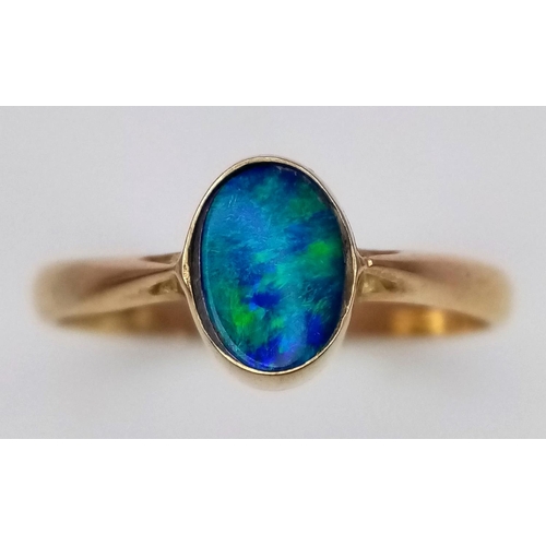 534 - A 14K (TESTED) YELLOW GOLD DOUBLET OPAL RING. Size K, 1.4g total weight. Ref: SC 9033