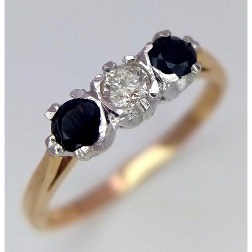 543 - A 9K YELLOW GOLD DIAMOND & SAPPHIRE 3 STONE RING 2.1G SIZE P/Q 0.10CT DIAMOND & 0.20CT TOTAL SAPPHIR... 