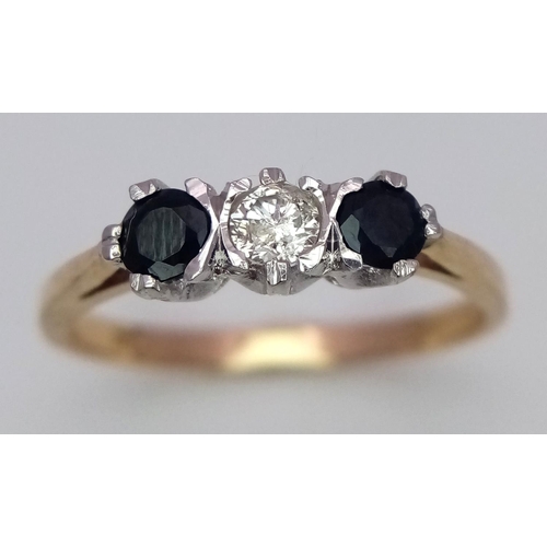 543 - A 9K YELLOW GOLD DIAMOND & SAPPHIRE 3 STONE RING 2.1G SIZE P/Q 0.10CT DIAMOND & 0.20CT TOTAL SAPPHIR... 