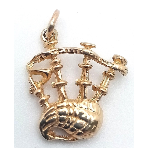 592 - A 9K YELLOW GOLD BAGPIPES CHARM. 2cm length, 1.7g weight. Ref: SC 9059