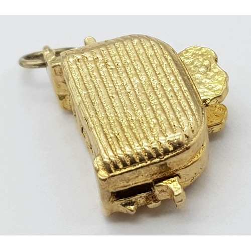 158 - A 9K YELLOW GOLD TOASTER CHARM, WHICH HAS TOAST THAT YOU CAN FLIP OUT VERY CUTE 5.5G , approx 20mm x... 