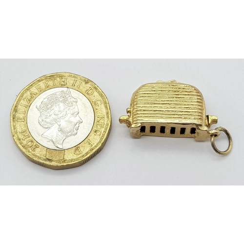 158 - A 9K YELLOW GOLD TOASTER CHARM, WHICH HAS TOAST THAT YOU CAN FLIP OUT VERY CUTE 5.5G , approx 20mm x... 