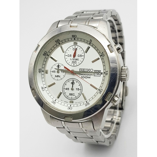 374 - A Seiko Chronograph Quartz Gents Watch. Stainless steel bracelet and case - 43mm. White dial with th... 