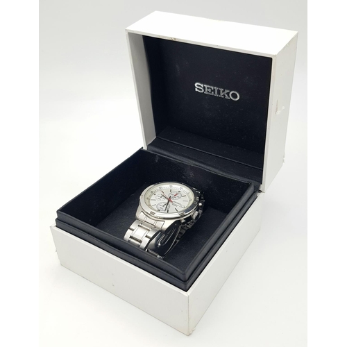 374 - A Seiko Chronograph Quartz Gents Watch. Stainless steel bracelet and case - 43mm. White dial with th... 