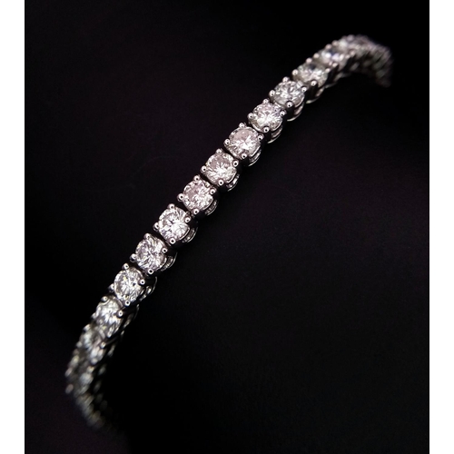 4 - A 18K WHITE GOLD DIAMOND TENNIS BRACELET 5.30CT OF WHITE BRILIANT CUT DIAMONDS 12.9G 17.7cm LENGTH

... 