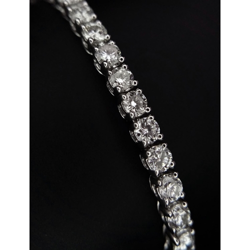 4 - A 18K WHITE GOLD DIAMOND TENNIS BRACELET 5.30CT OF WHITE BRILIANT CUT DIAMONDS 12.9G 17.7cm LENGTH

... 