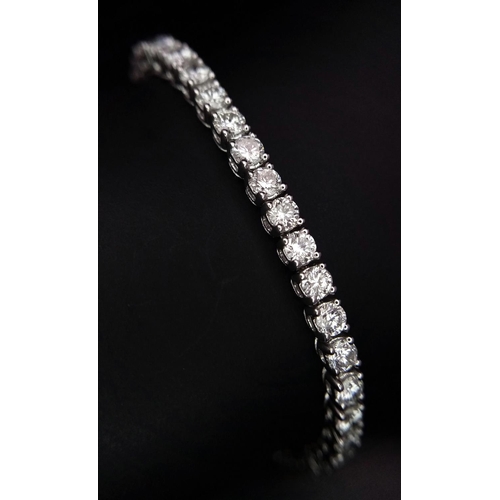 4 - A 18K WHITE GOLD DIAMOND TENNIS BRACELET 5.30CT OF WHITE BRILIANT CUT DIAMONDS 12.9G 17.7cm LENGTH

... 