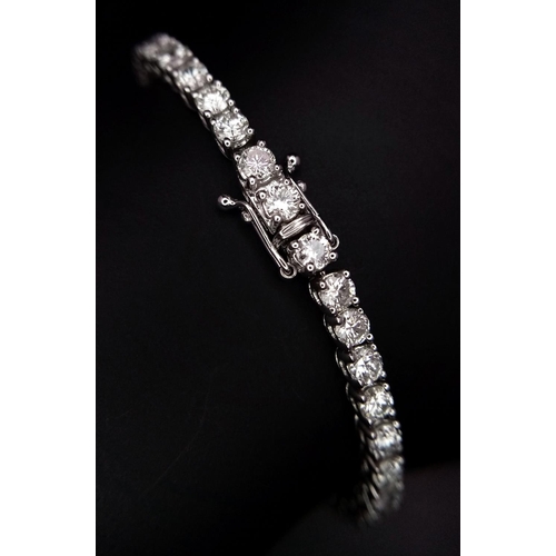 4 - A 18K WHITE GOLD DIAMOND TENNIS BRACELET 5.30CT OF WHITE BRILIANT CUT DIAMONDS 12.9G 17.7cm LENGTH

... 